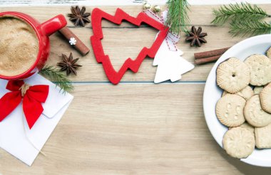 Kurabiyeler ve bir fincan kahveyle Noel arkaplanı