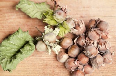 Tahta masada taze sarımsak.