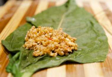 Kızarmış pirinç, karides ve sebzeli.