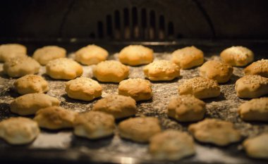 Tahta bir masada çikolata kaplı ev yapımı kurabiyeler.
