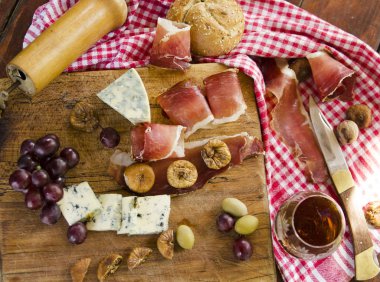 Peynir tabağı, değişik peynirler, fındık ve zeytinler.