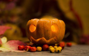 Ahşap masada Cadılar Bayramı balkabağı