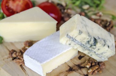 Tahtada fındıklı ve otlu peynir