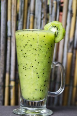 Masada yeşil smoothie.