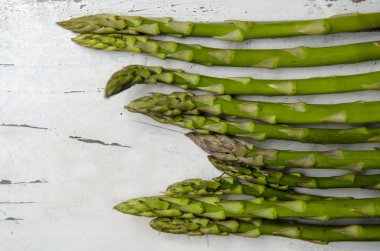 Yeşil taze kuşkonmaz, beyaz üzerine sebze.