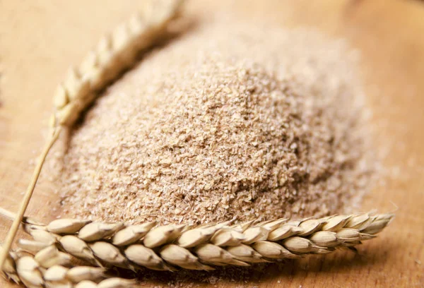 Tahta masadaki buğday