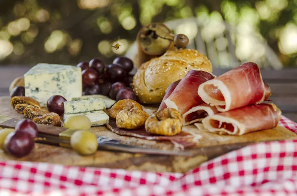 Käse Und Wein Auf Einem Holztisch — Stockfoto