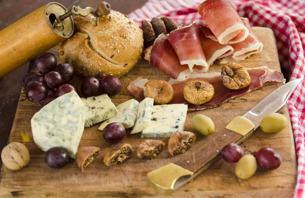 Verschiedene Arten Von Käse Nüssen Und Brot — Stockfoto
