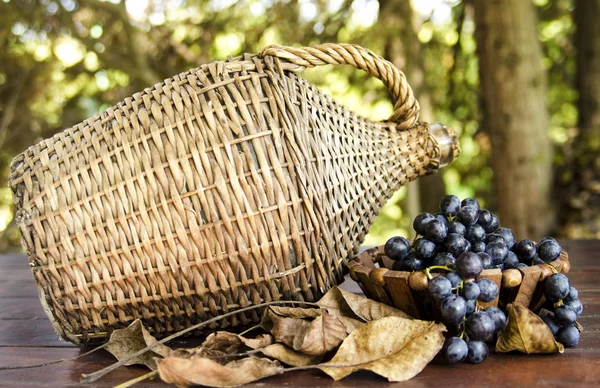 Hasır sepetlerde olgun üzümlerle dolu sepet