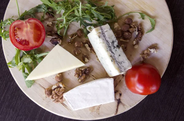 Käse Mit Verschiedenen Käsesorten Tomaten Oliven Basilikum Und Parmesan — Stockfoto
