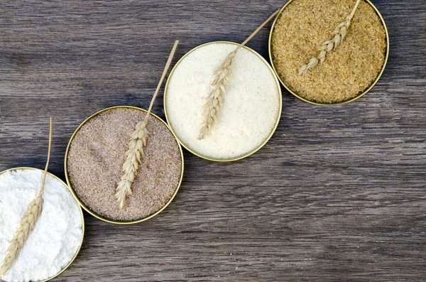 Tahta masadaki kasede çiğ pirinç