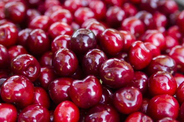 Olgun kirazlar bir kasede