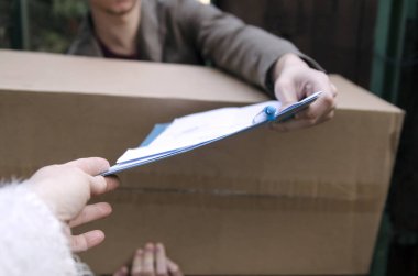 Kadın günlüğe notlar yazıyor, orijinal fotoset