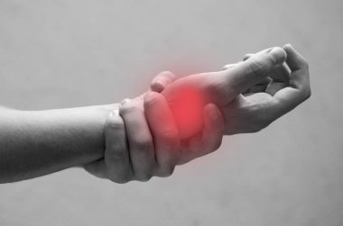 Bir adamın fiziksel acı çekerken görüntüsü. 