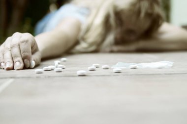 Yapboz parçalarını tutan kadına yakın çekim