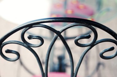 Çiçek desenli metal çitler.