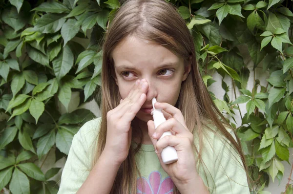 Liten Flicka Med Bihåleproblem Med Hjälp Nasal Sprey Sinuit Värk — Stockfoto