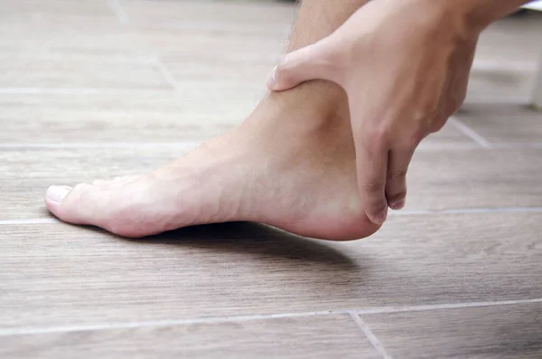 Acı veren ayak bileği. El bağları masajı.