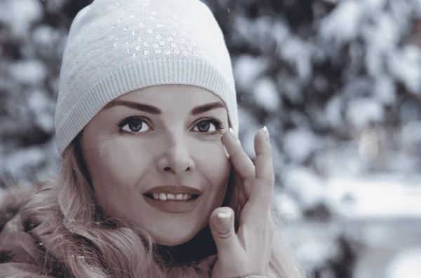 Retrato Uma Bela Jovem Mulher Roupas Inverno — Fotografia de Stock