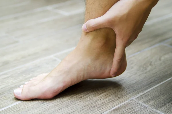 Pijnlijke Man Enkel Handligament Massage — Stockfoto