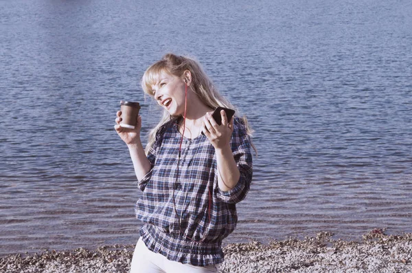 Jovem Com Xícara Café Praia — Fotografia de Stock