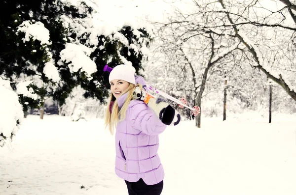 Jovem Mulher Roupas Inverno Com Uma Mochila Uma Câmera Parque — Fotografia de Stock