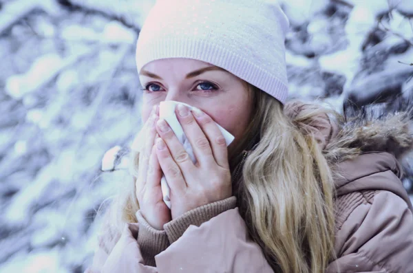 Kışın Giyinmiş Çay Içen Kadın — Stok fotoğraf