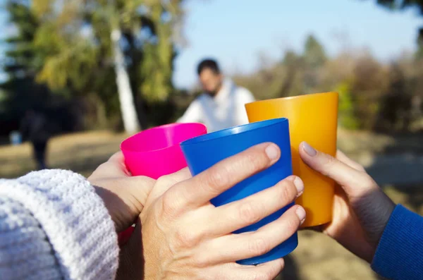 Jeune Couple Utilisant Tablette Dans Parc — Photo