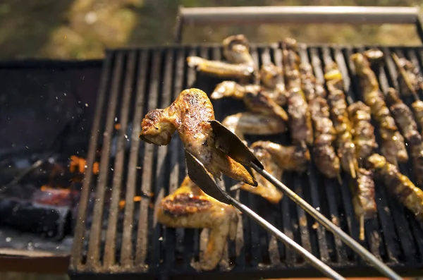 Gegrilltes Hühnchen Auf Dem Grill — Stockfoto