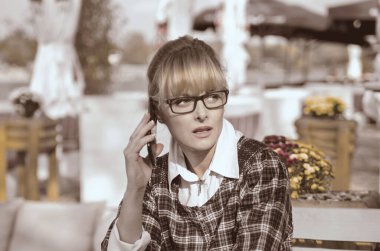 Çalışan kız telefonda konuşuyor ve dışarıda çalışıyor. 