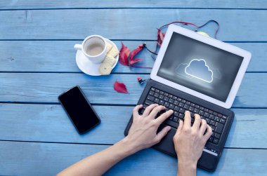 tablet bilgisayar mavi rustik ahşap masa, üst görünüm