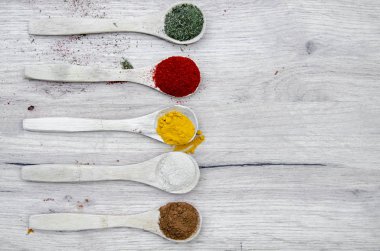 Ahşap arka planda çeşitli baharatlar