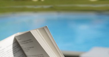 Mavi gökyüzü ile yüzme havuzu