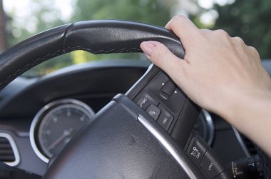 Şehirde arabanın anahtarını tutan bir el.