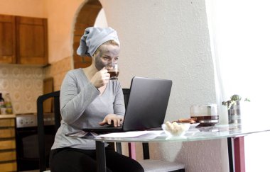 Evde dizüstü bilgisayarı olan serbest çalışan bir kadın.