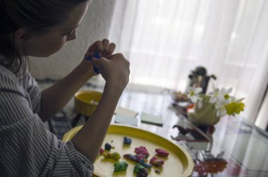 Mutfakta çiçek açan bir kadın.