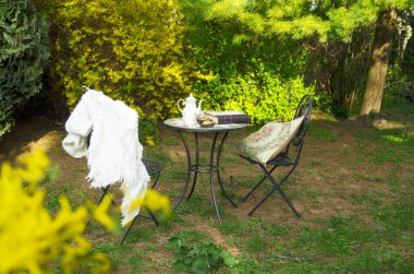 bir buket çiçekli piknik masası