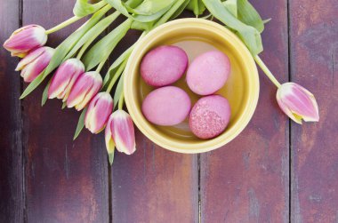 Paskalya yumurtalı lale çiçekleri, mutlu paskalya konsepti 