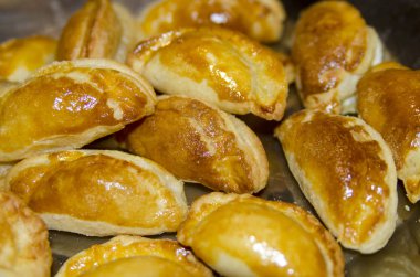 Kızarmış tavuk masada.