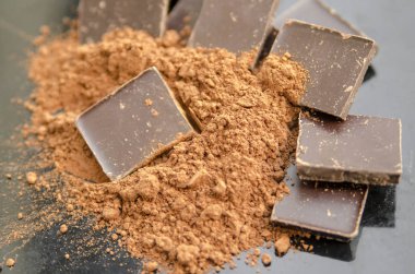 Kakao tozlu çikolata parçaları