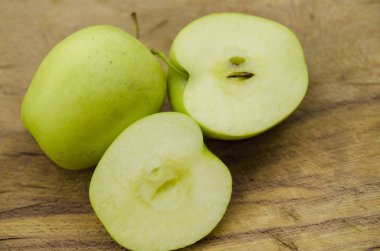 Ahşap arkaplanda yeşil elma