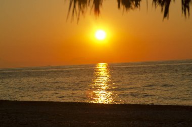 Sahilde gün batımı