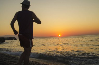 Gün batımında bir adamın silueti