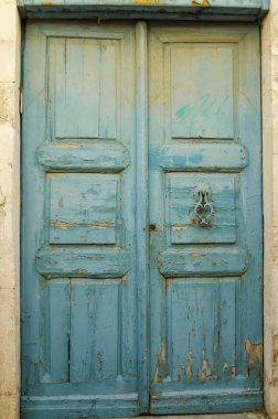 Pencereli eski ahşap kapı