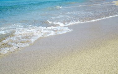 Kumlu sahilde denizin dalgası