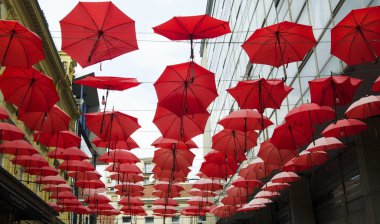 kırmızı ve sarı şemsiyeler