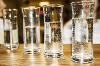 Bardakta farklı alkollü içecekler var.