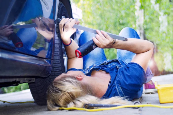 Belle Femme Réparer Voiture — Photo