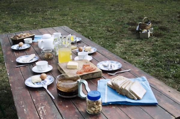 Picknicktafel Met Eten Drinken — Stockfoto