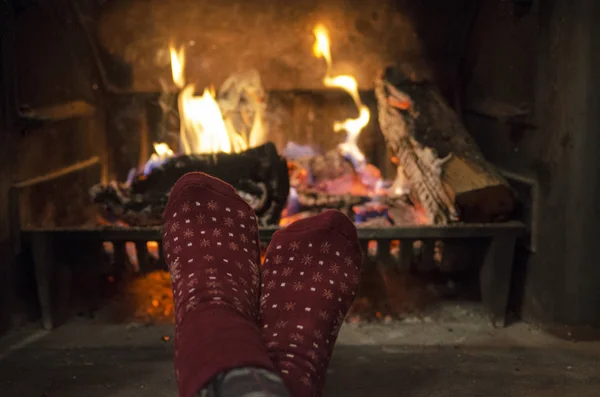 Yanan mumlarla dolu Noel şöminesi